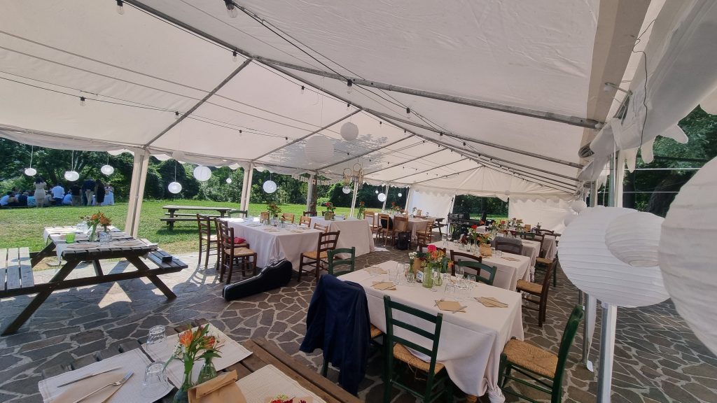Tavolata conviviale sotto il tendone