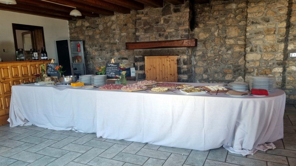 Buffet all'interno della casa in pietra