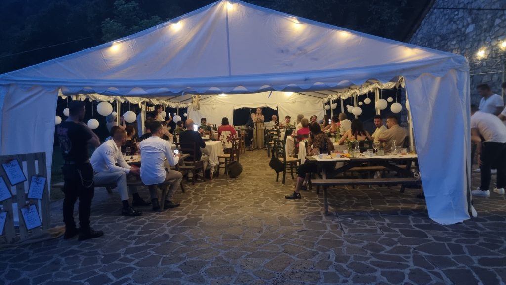 Cena serale con illuminazione calda