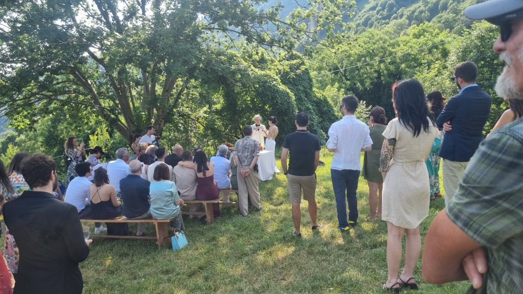 Celebrazione all’aperto immersa nella natura allo Stallino