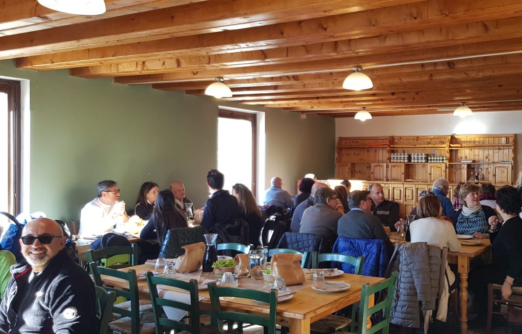 Sala della Casa Vacanze Stallino con tavolata di gruppo sull’Altopiano di Caregno